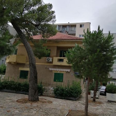 Omis Apartment On The Beach Exterior photo