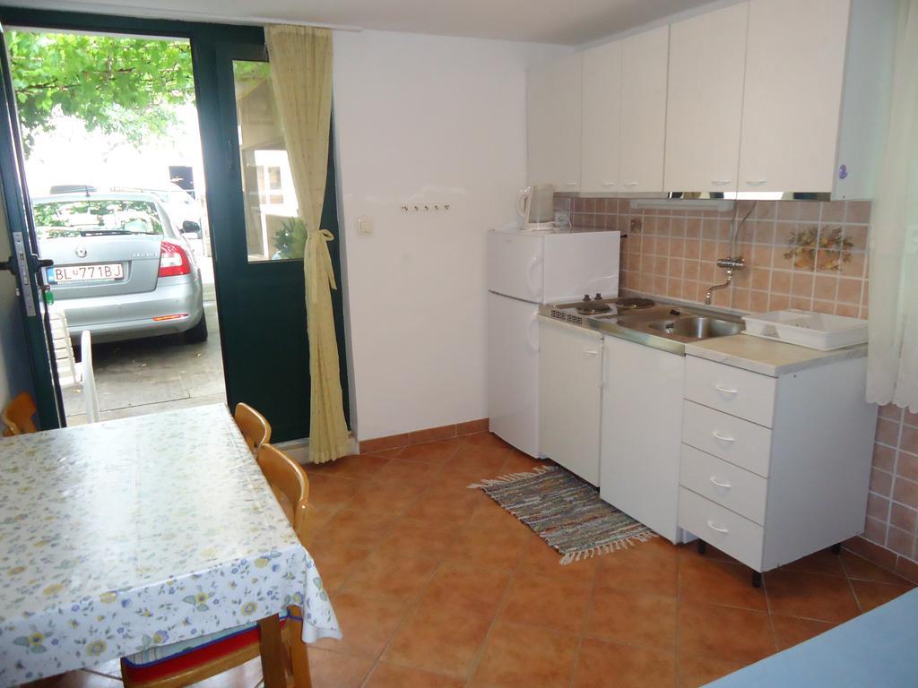 Omis Apartment On The Beach Exterior photo