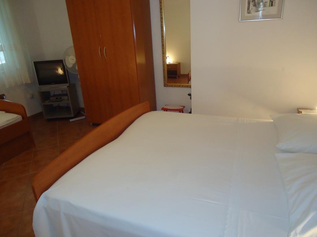 Omis Apartment On The Beach Exterior photo