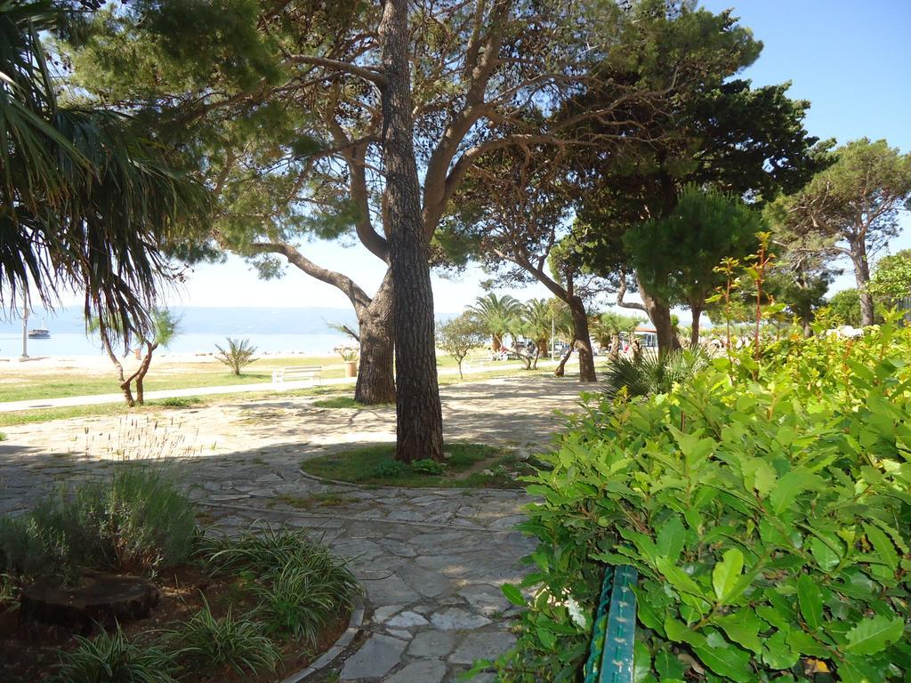 Omis Apartment On The Beach Exterior photo