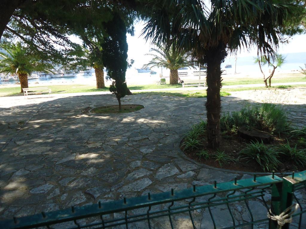 Omis Apartment On The Beach Exterior photo