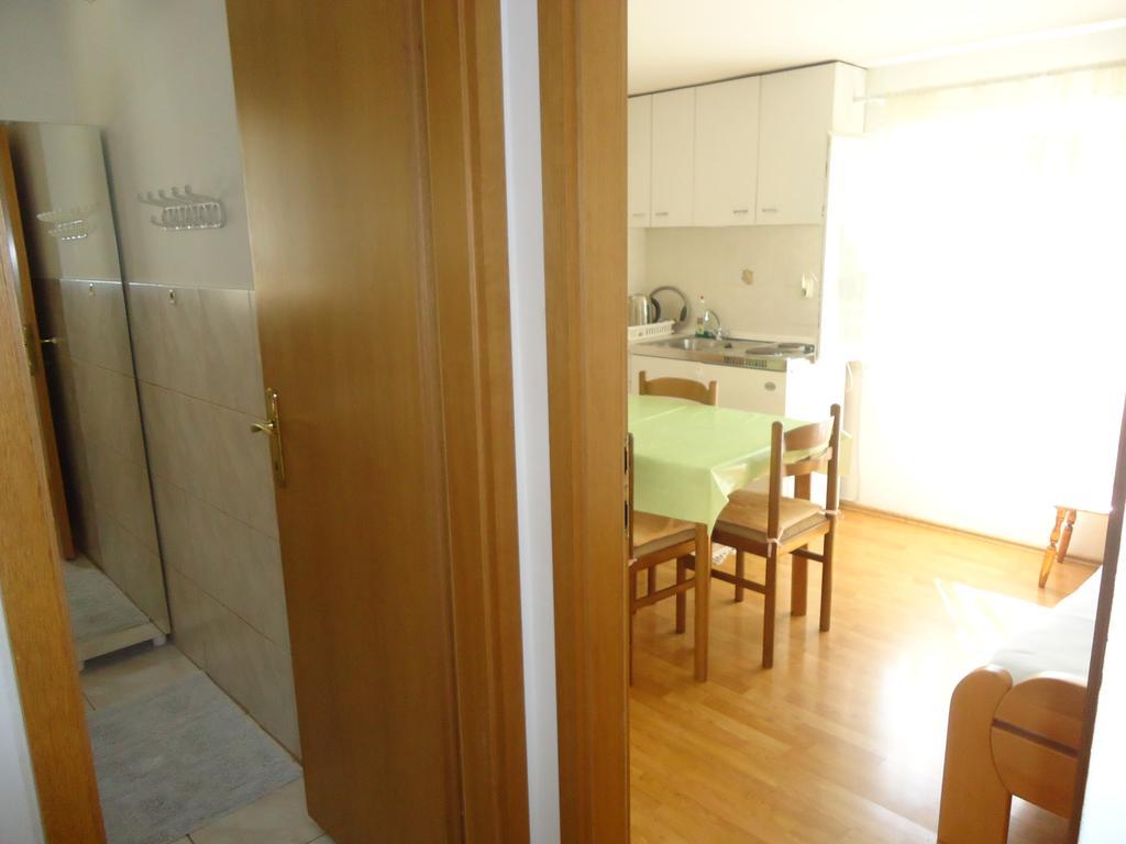 Omis Apartment On The Beach Exterior photo